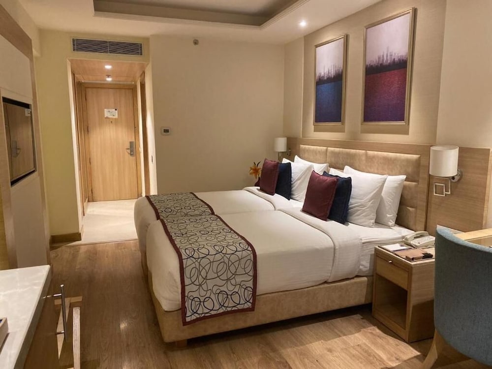 Golden Sarovar Portico 17/59