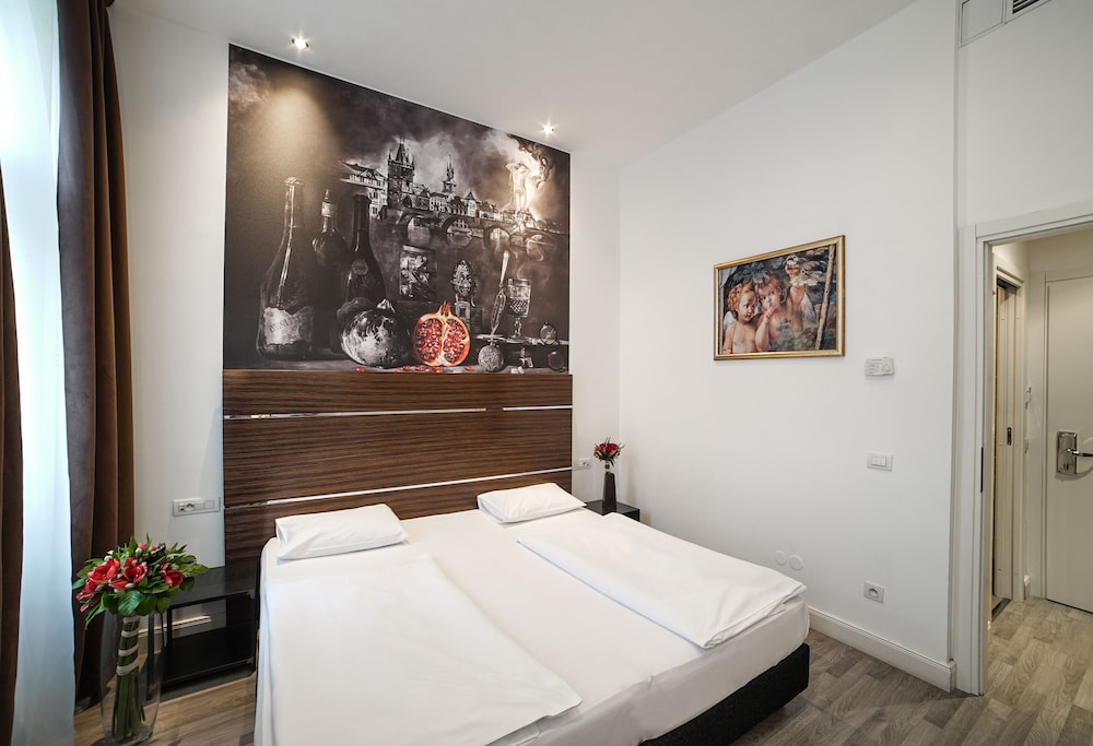 ROOM, DOUBLE OR TWIN BED