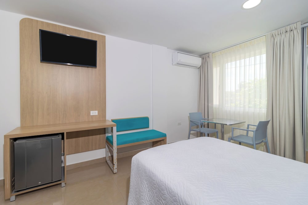 Room, Queen Bed, Interior View