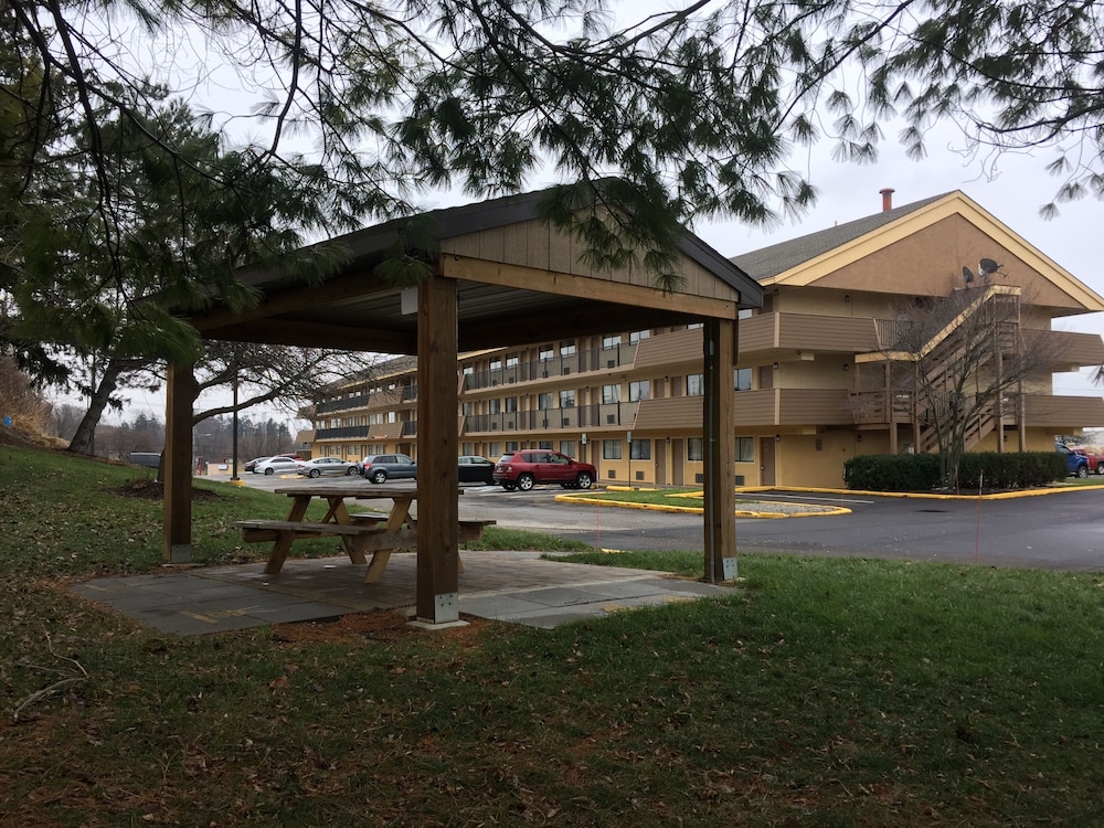 Americas Best Value Inn Pittsburgh Airport 1/36