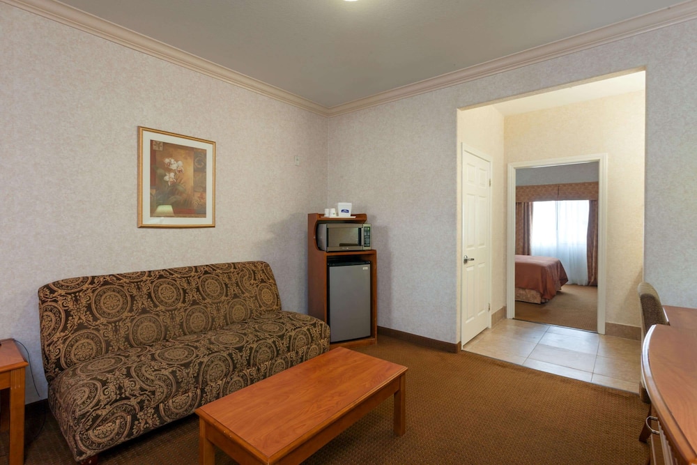 Howard Johnson by Wyndham Pico Rivera Hotel & Suites 18/26