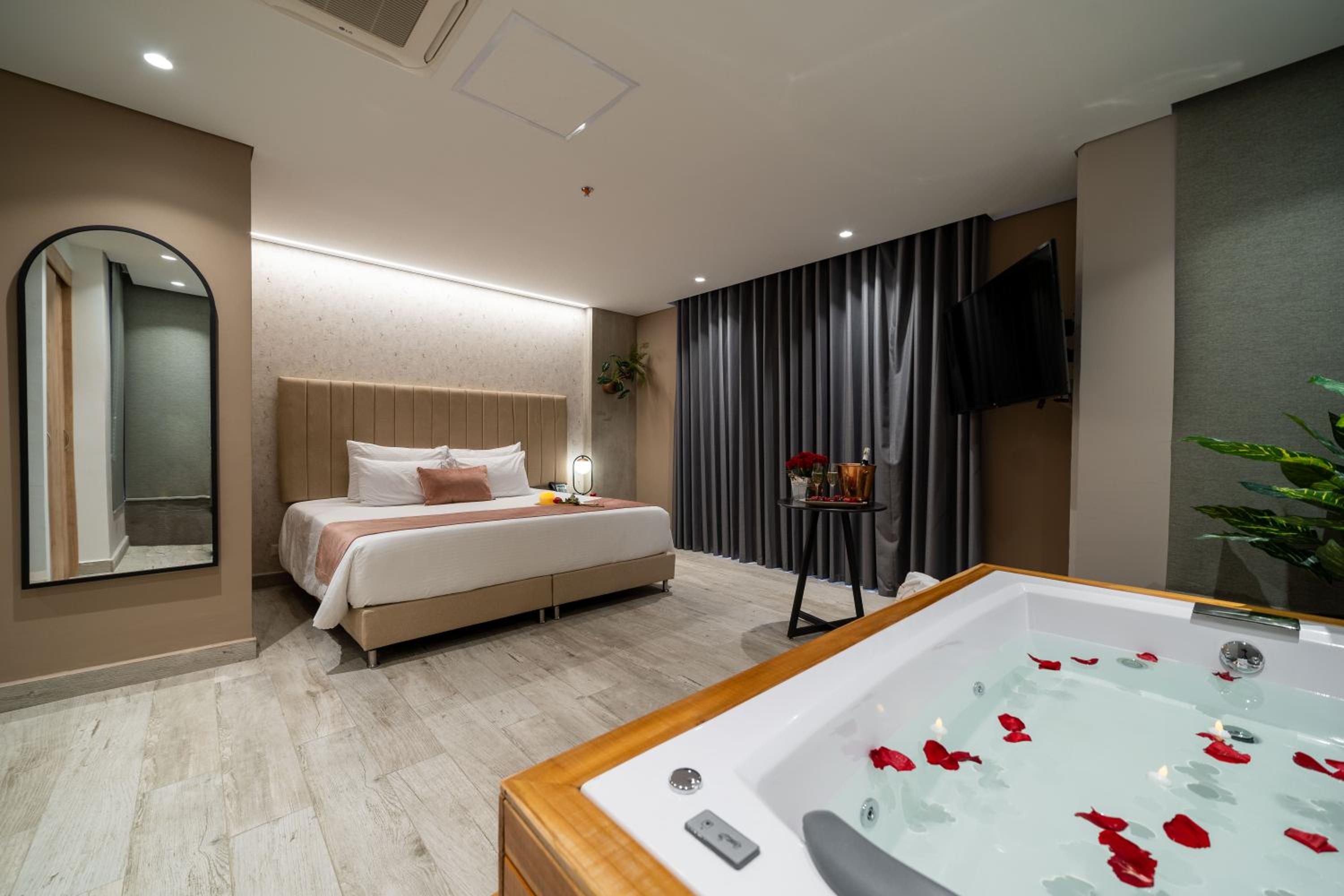 جناح بسرير كينج بجاكوزي، Eutopiq Hotel 9/10