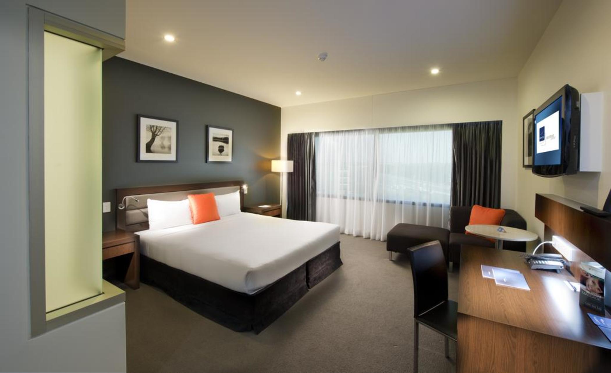 EXECUTIVE, SUITE, KING BED