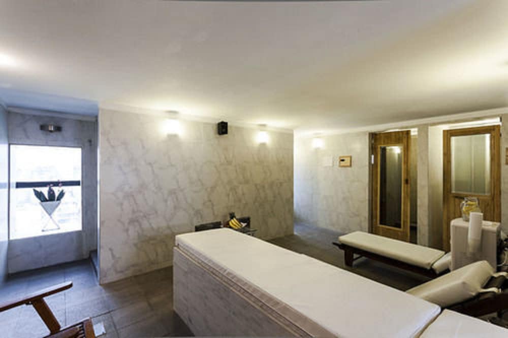 ROS TOWER HOTEL 32/68