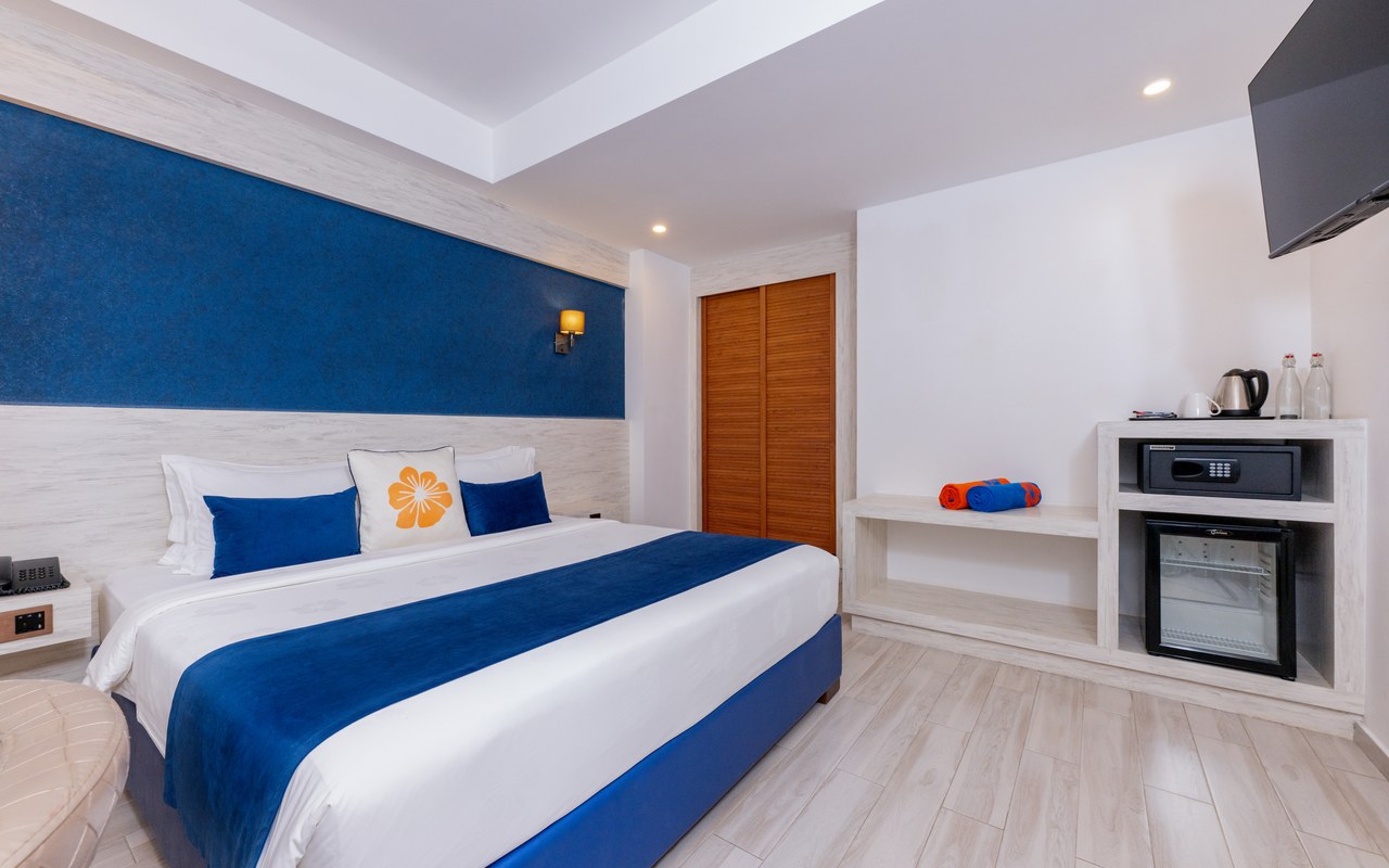 Standard Room (No Window and Balcony)-Transfer Included، Kaani Palm Beach 3/6