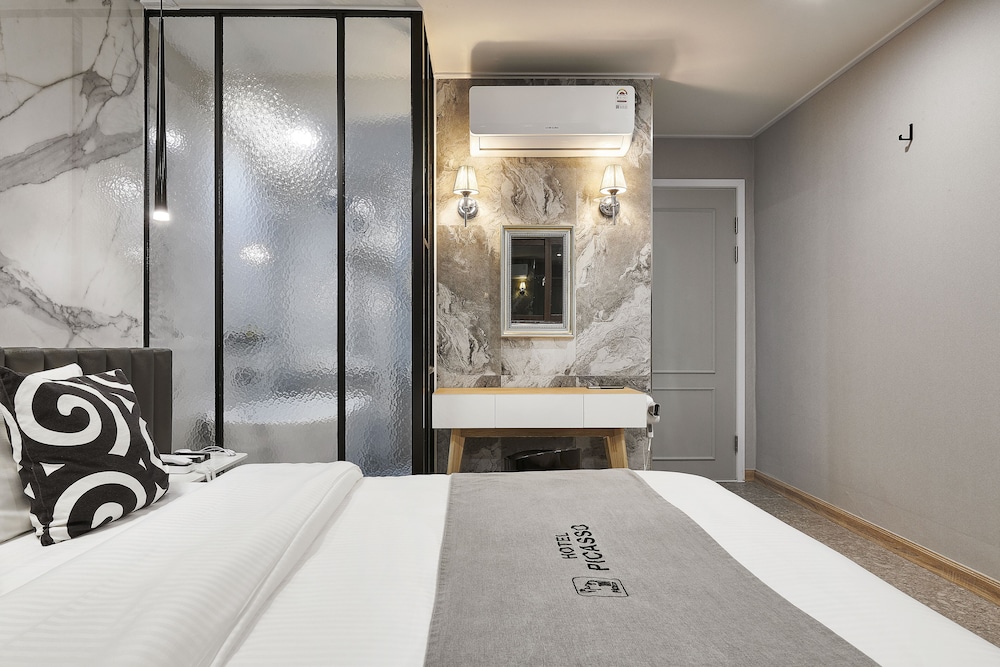 Picasso Hotel 34/66