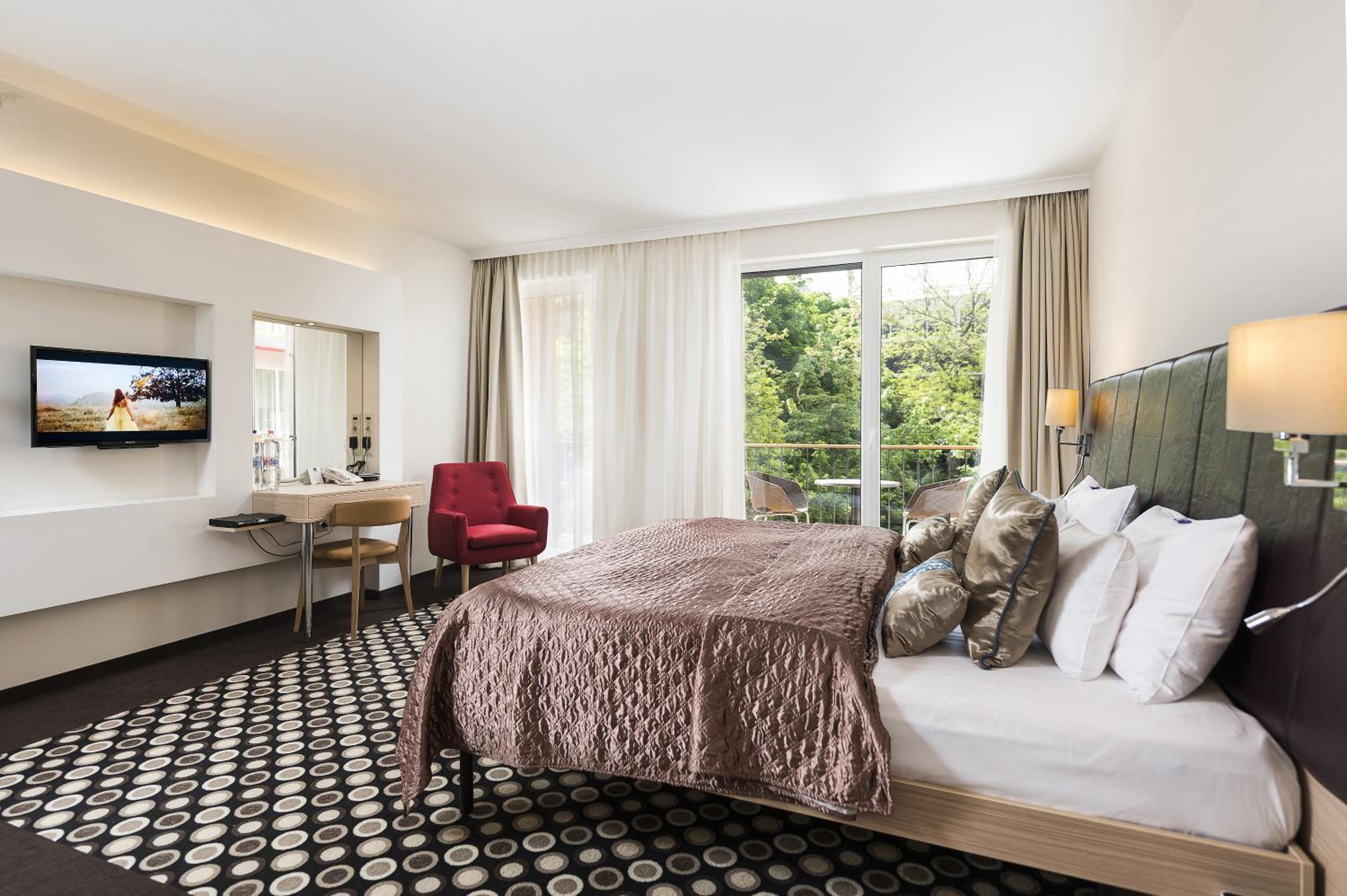 DELUXE, FAMILY, SUITE
