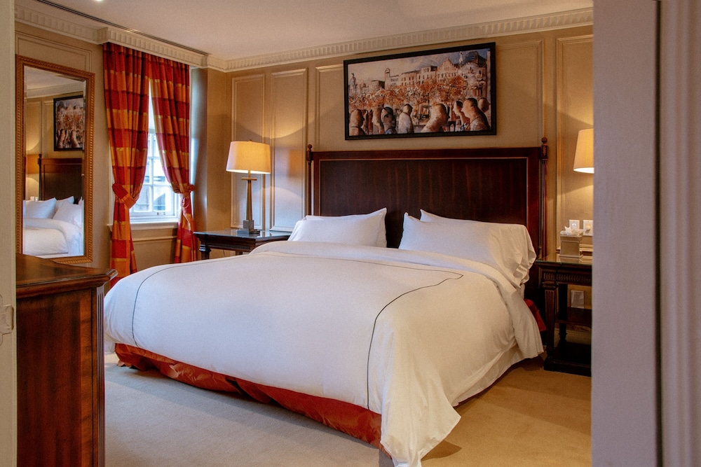 2 BEDROOMS, SUITE