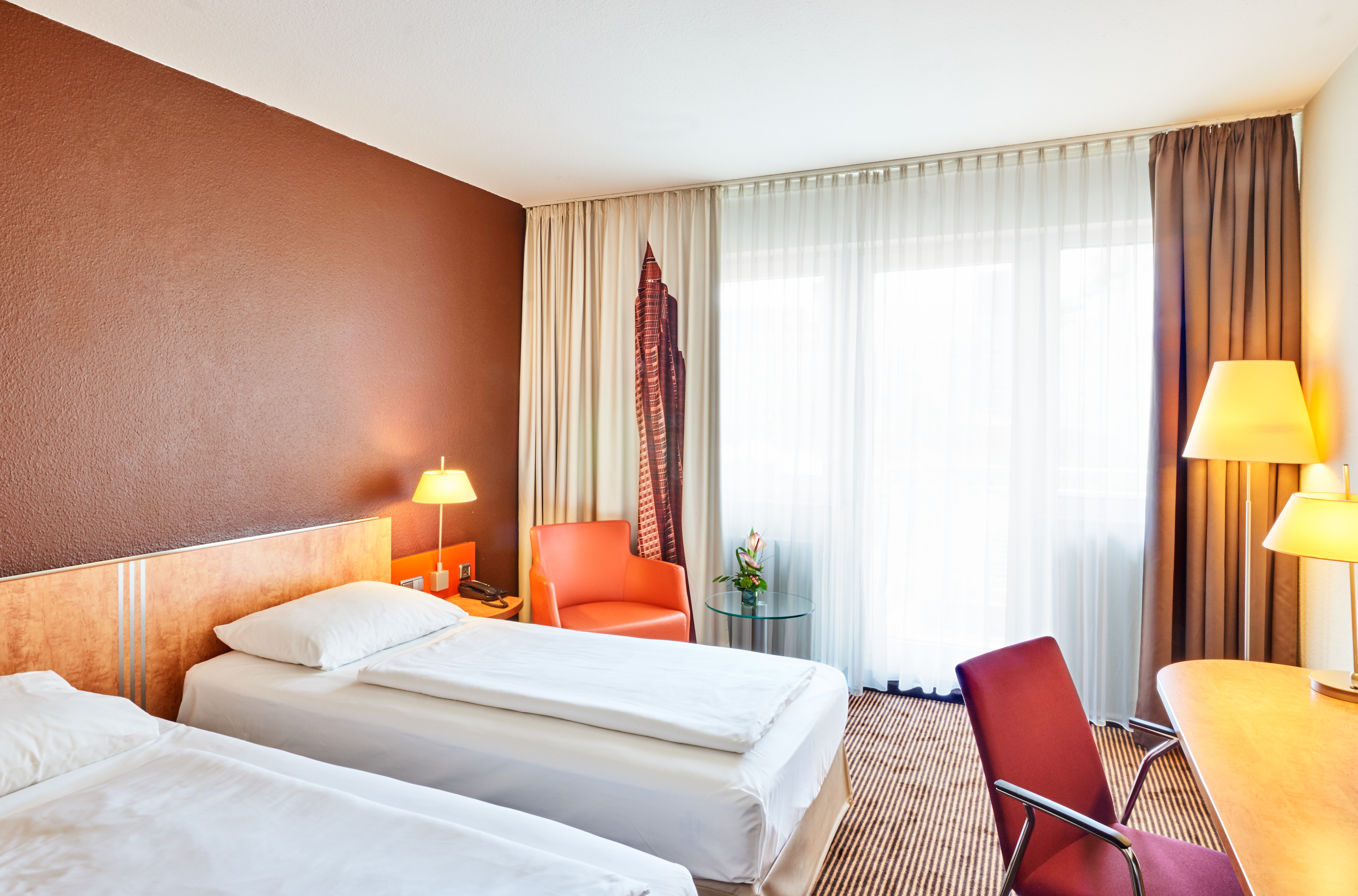 SUPERIOR, TWIN BEDS, COURTYARD VIEW