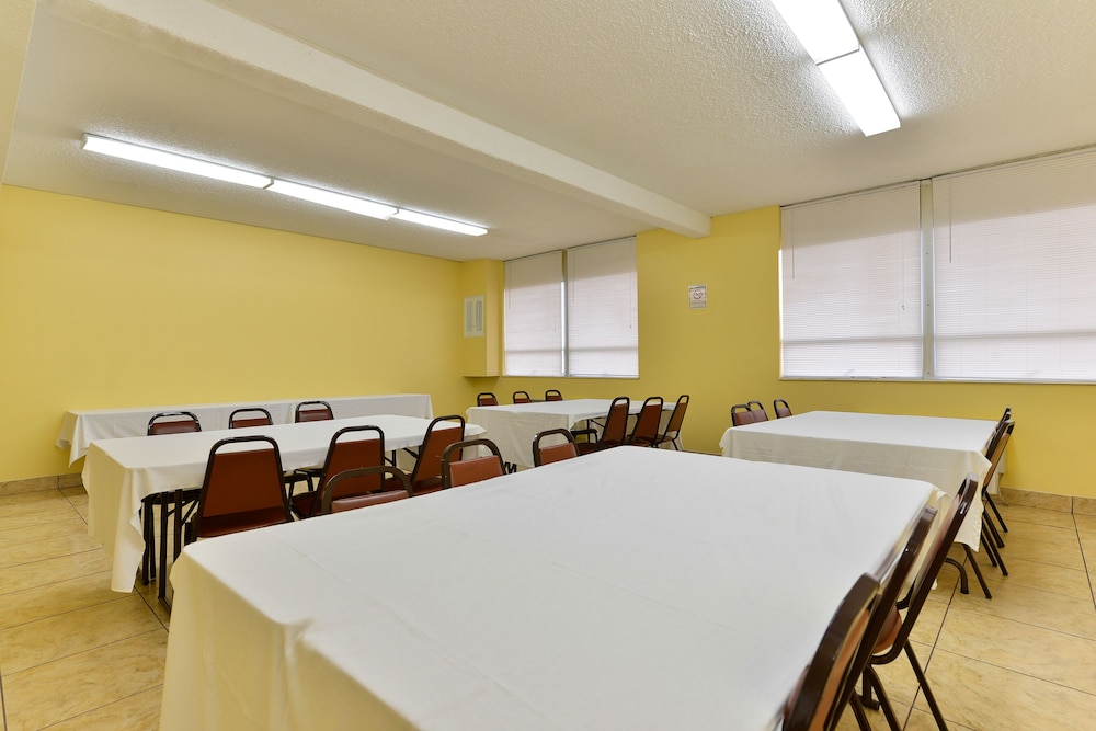 Travelodge by Wyndham Cleveland Airport 30/36