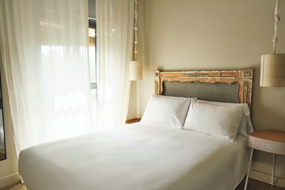 ROOM, SINGLE, DOUBLE BED