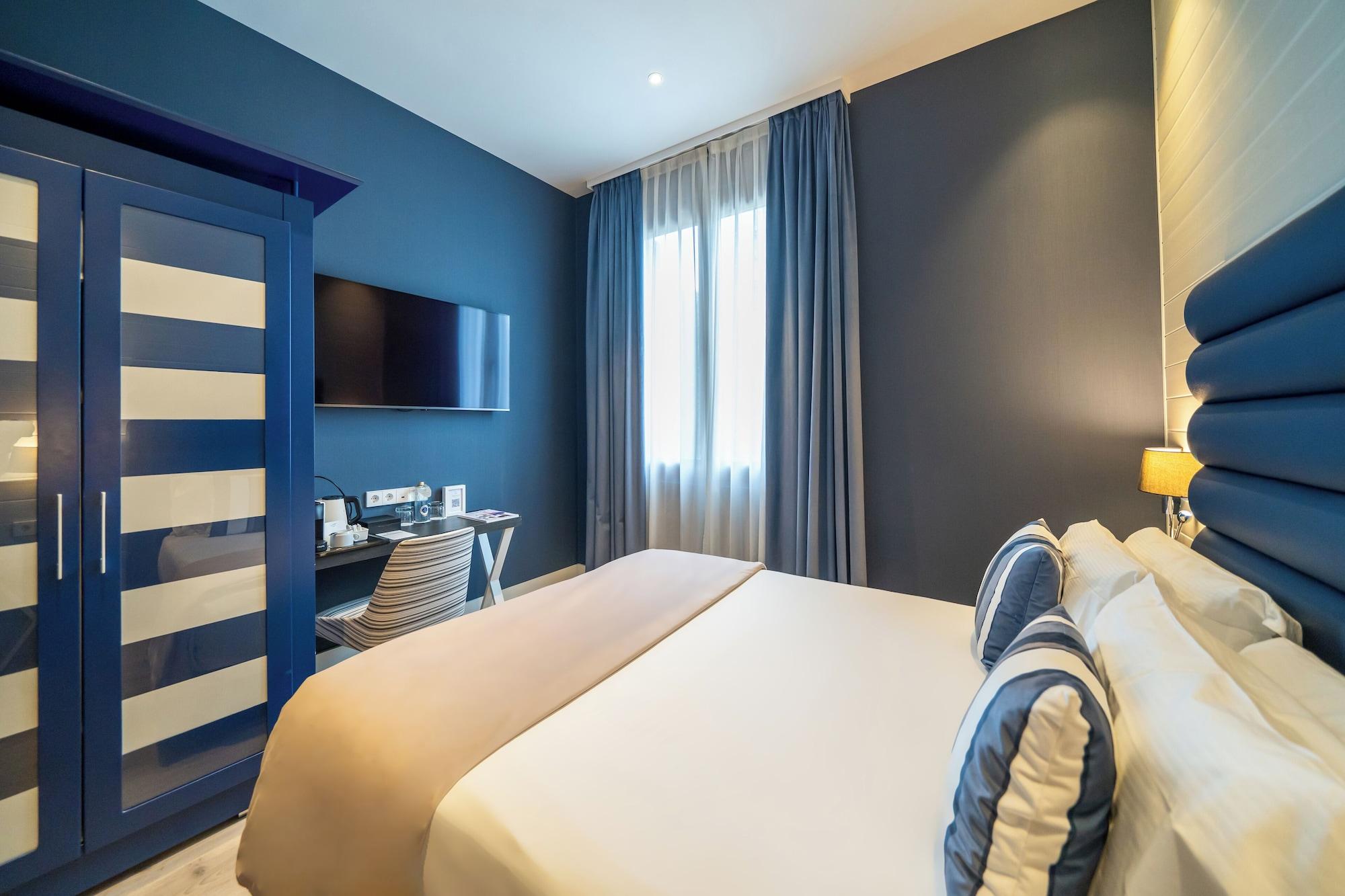 Tiny, Basic, Double Bed، Abba San Sebastian Hotel 2/6