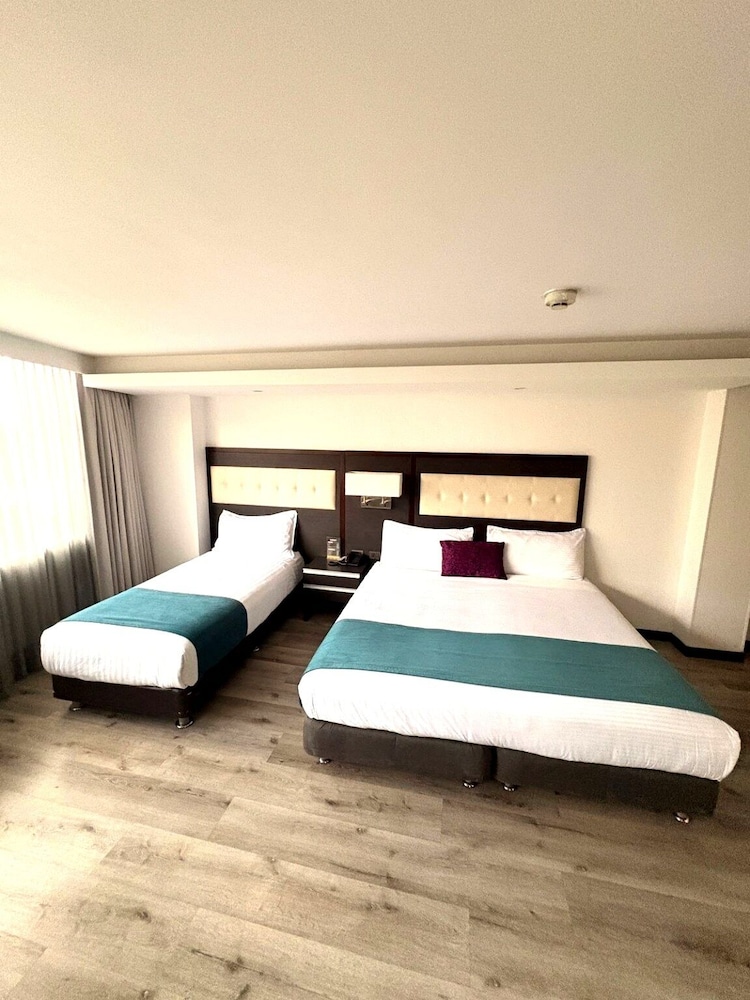 غرفة ثلاثية بسرير كينج وسرير فردي، Hotel City Bog Expo Museo 3/5