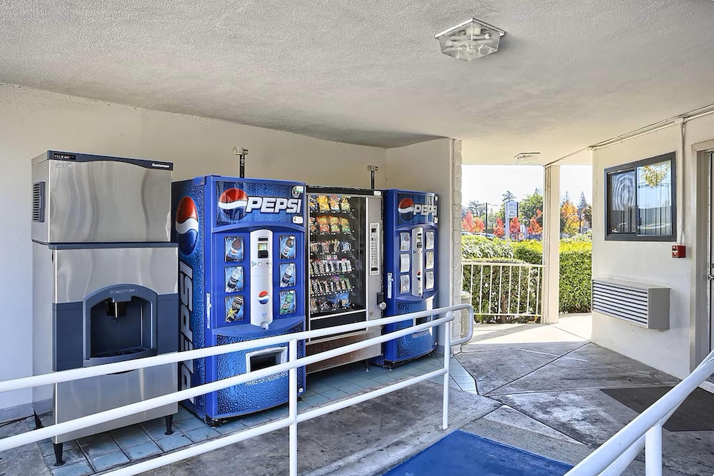 Super 8 by Wyndham Walnut Creek 30/35