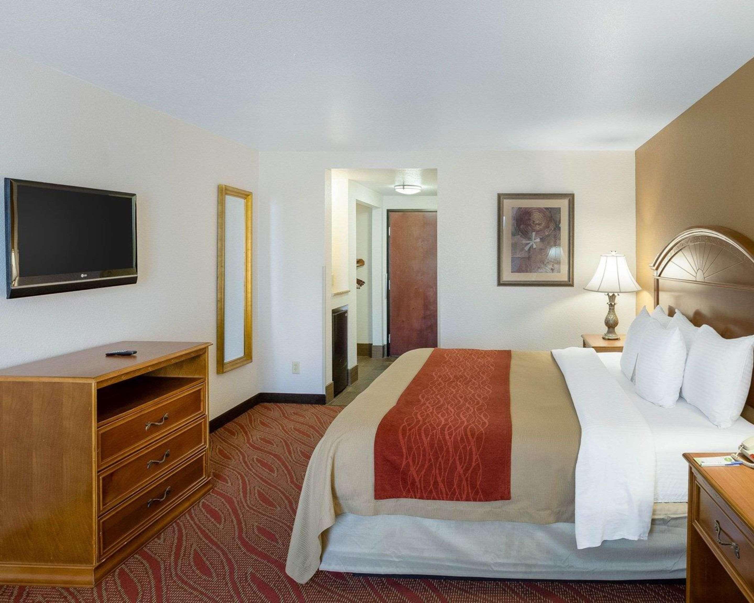 ROOM, KING BED