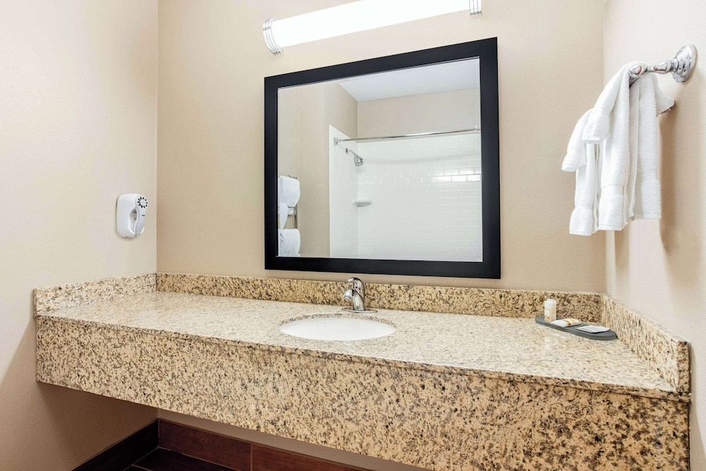 Spark by Hilton Plainfield Indianapolis Airport 41/43