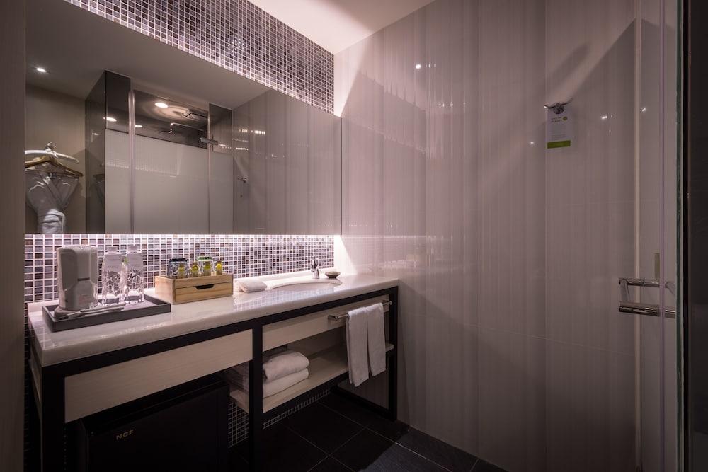 Sparkle Hotel 22/48