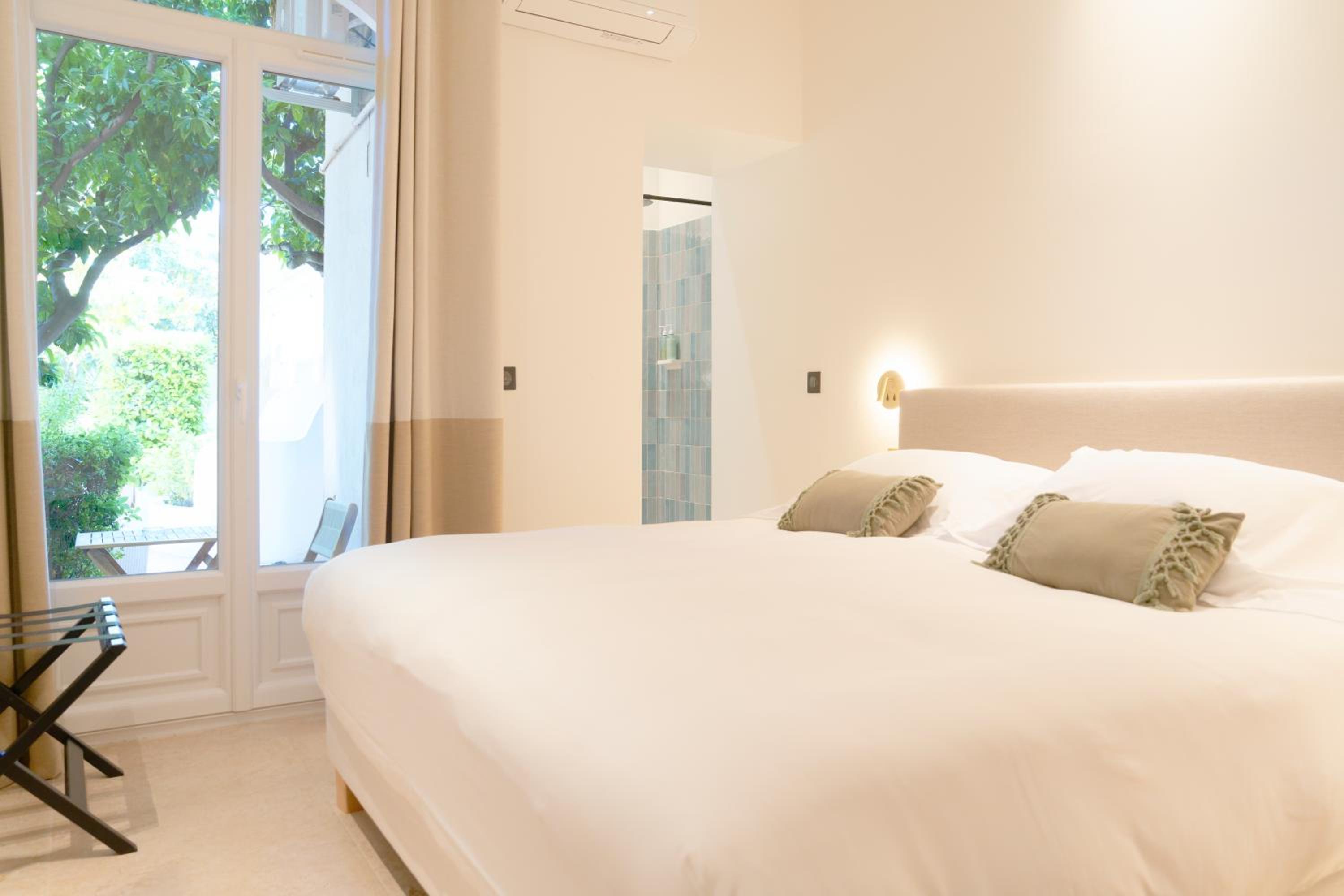 Deluxe, Double or Twin Bed