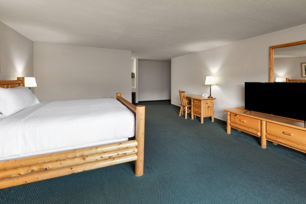Shell Lake Lodge, a Travelodge by Wyndham 22/55