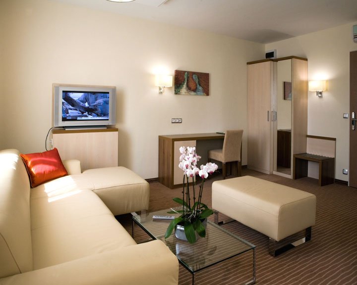 Hotel Famulus 12/18
