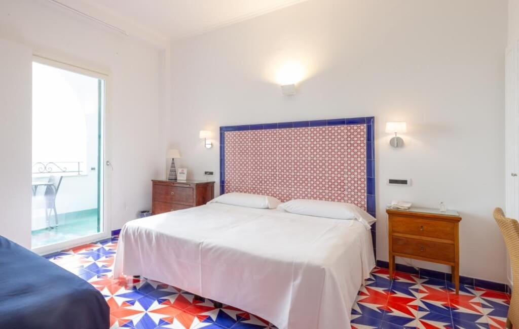 ROOM, DOUBLE BED, SEA VIEW
