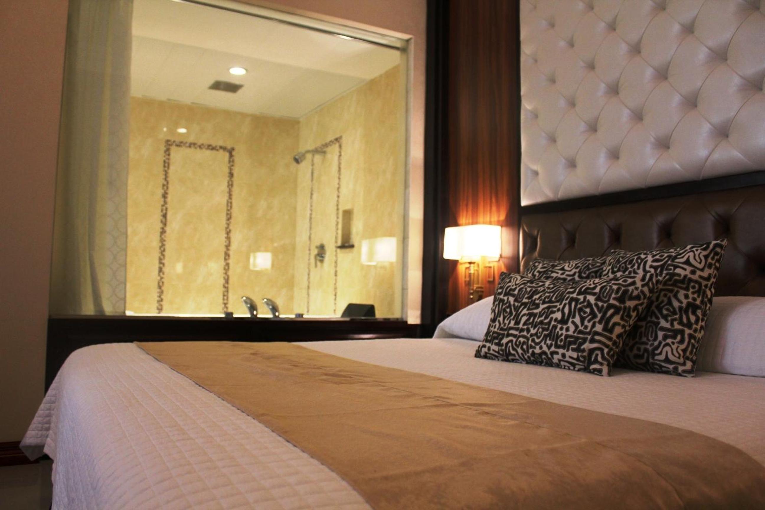 Crown, Suite, Hot Tub