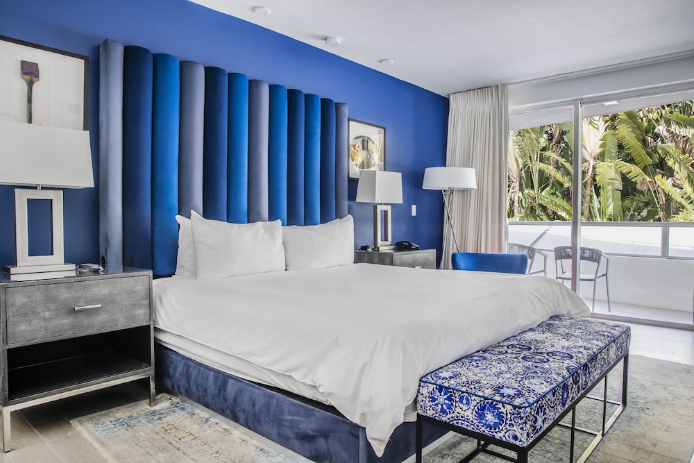 Bungalow, King Bed, Two Story, Sofa