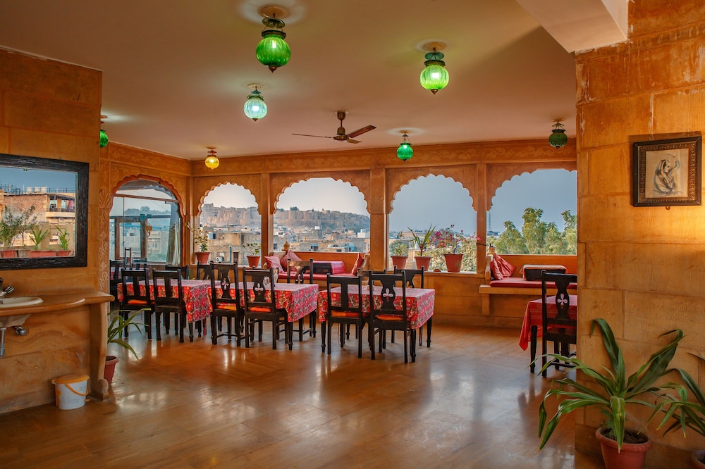 Vista Rooms at Patwa Haveli Road 58/63