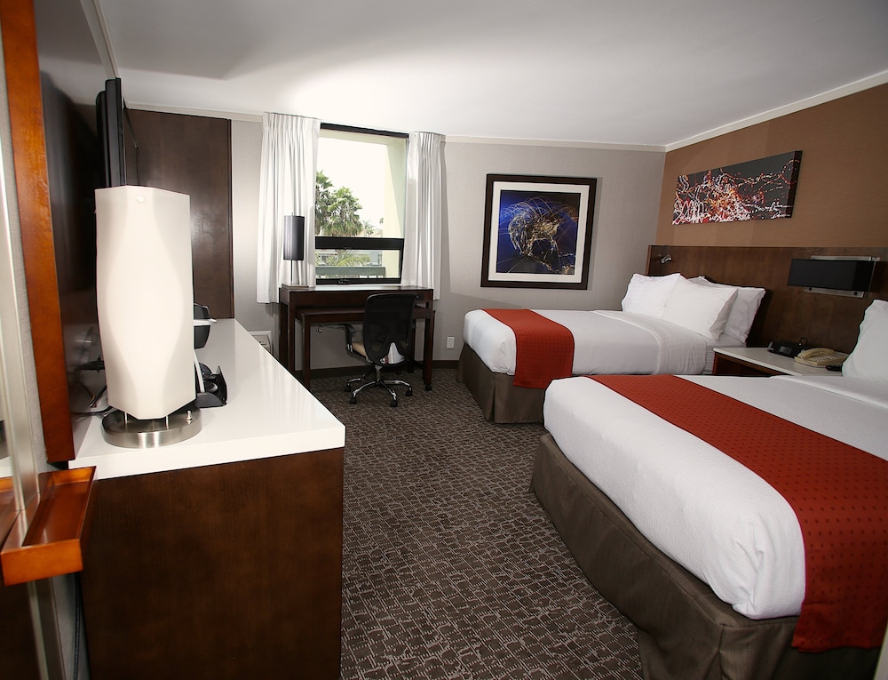 Holiday Inn Long Beach Airport 16/69