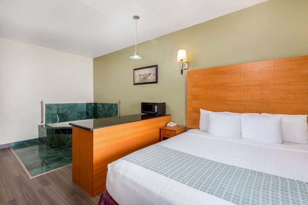 La Quinta Inn & Suites by Wyndham Tulare 21/40