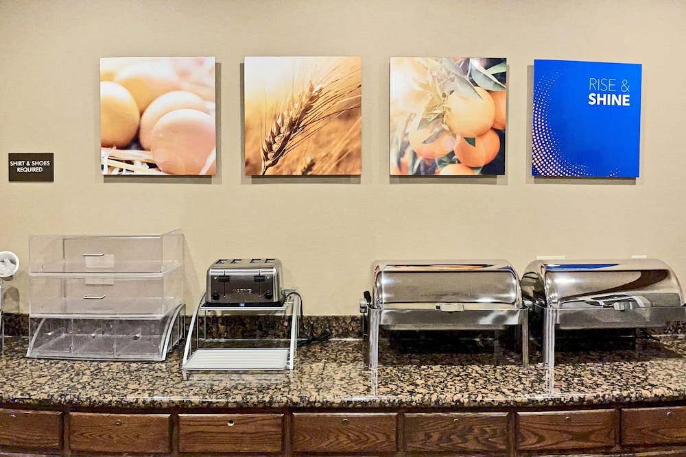 Comfort Suites Oshkosh, WI 19/32