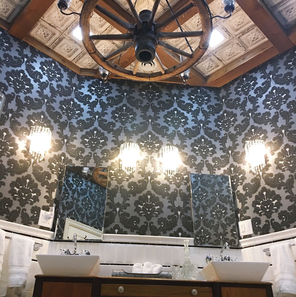 BarDew Valley Inn 2/48