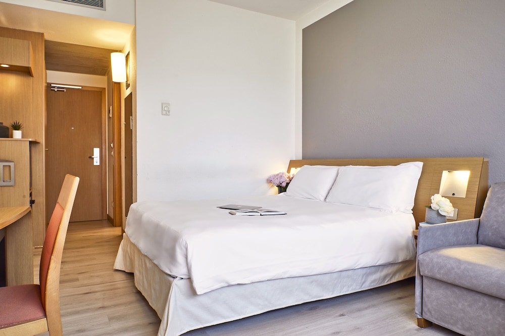 Deluxe, Queen Bed, Sofa