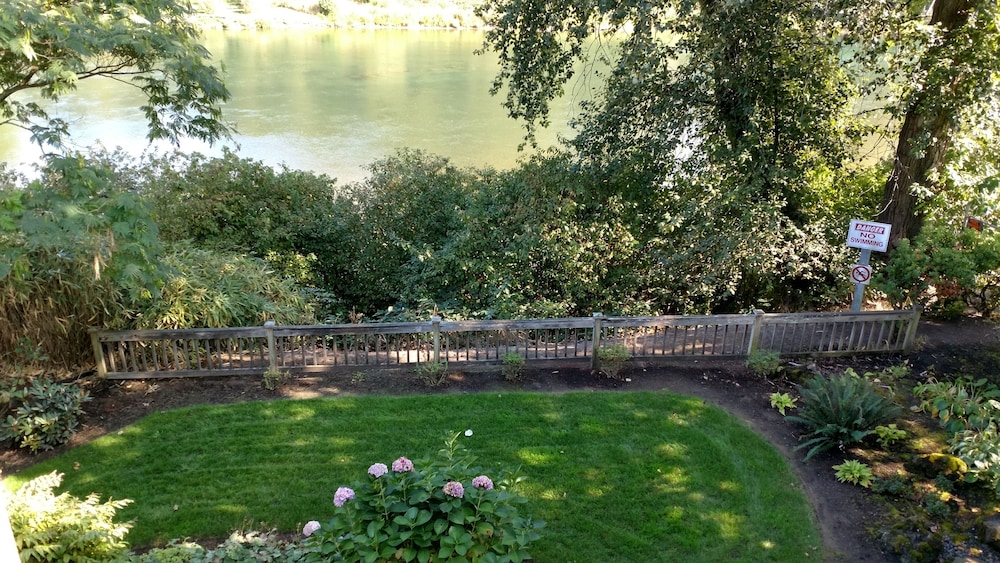Lewis River Inn 51/57