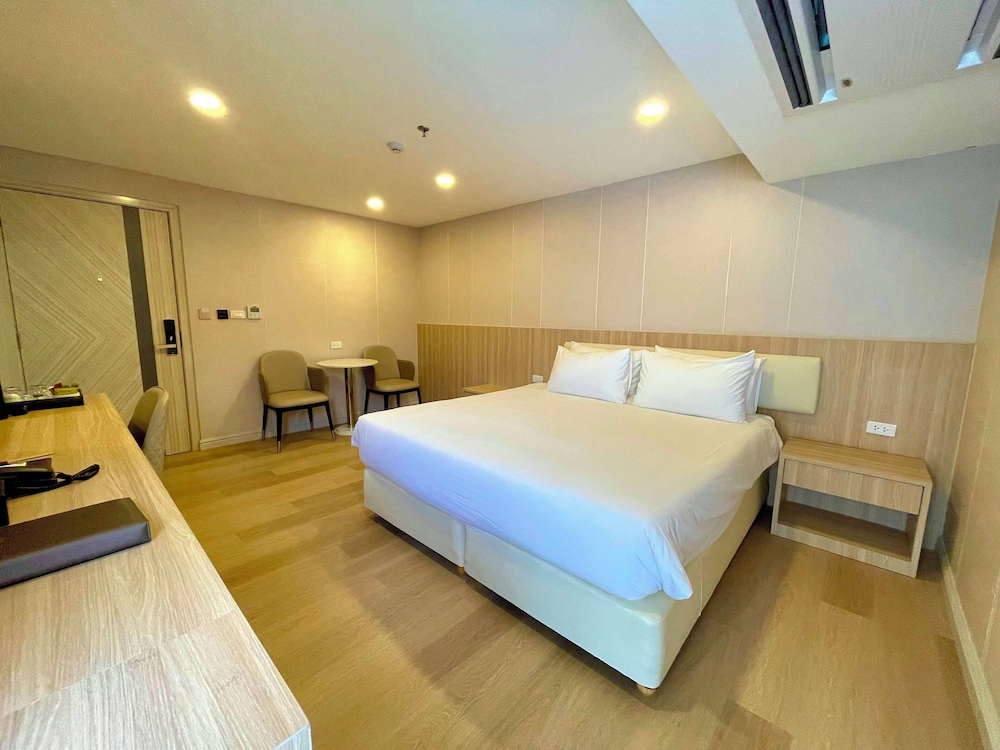 غرفة سوبيريور بسرير كينج بإطلالة جزئية على البحر، Golden Jomtien Beach Hotel 2/5