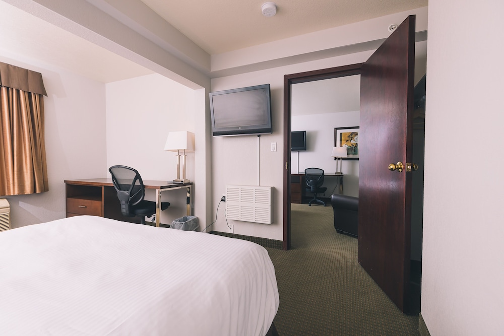Service Plus Inn and Suites - Grande Prairie 10/62