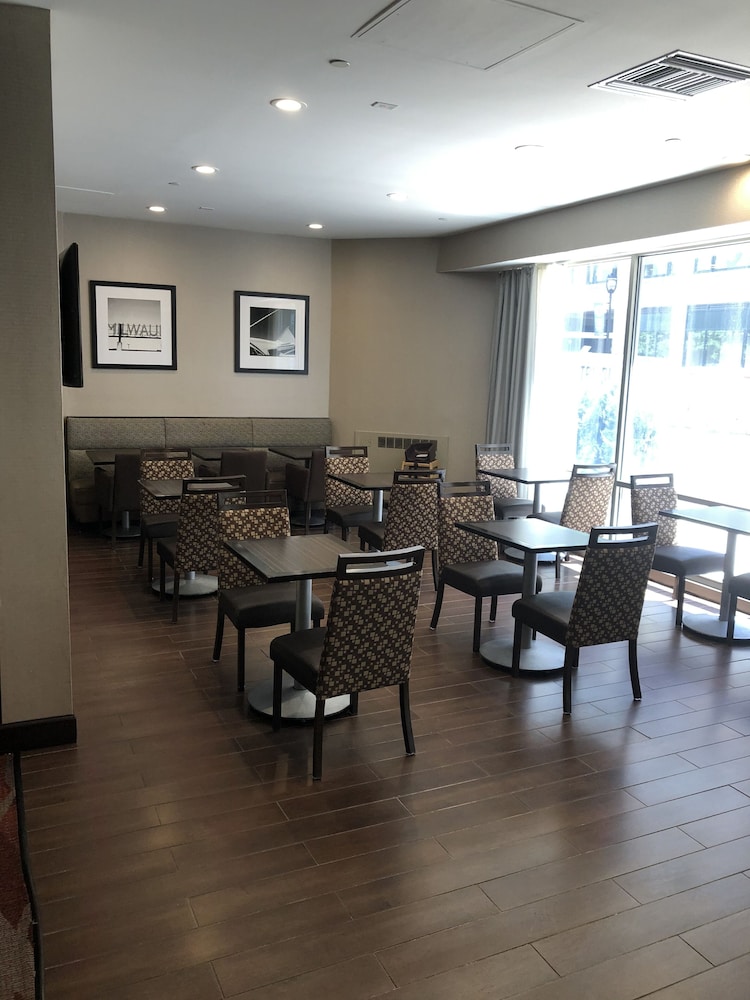Hampton Inn and Suites Milwaukee Downtown 30/41