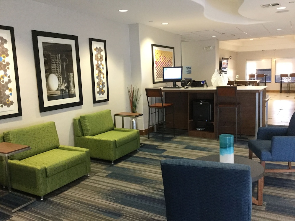 Holiday Inn Express Hotel Suites Hutto 54/72