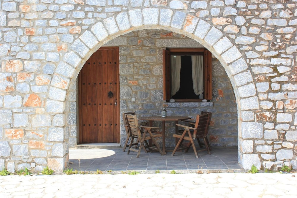 Lalloudes Seaside Accommodation 9/50