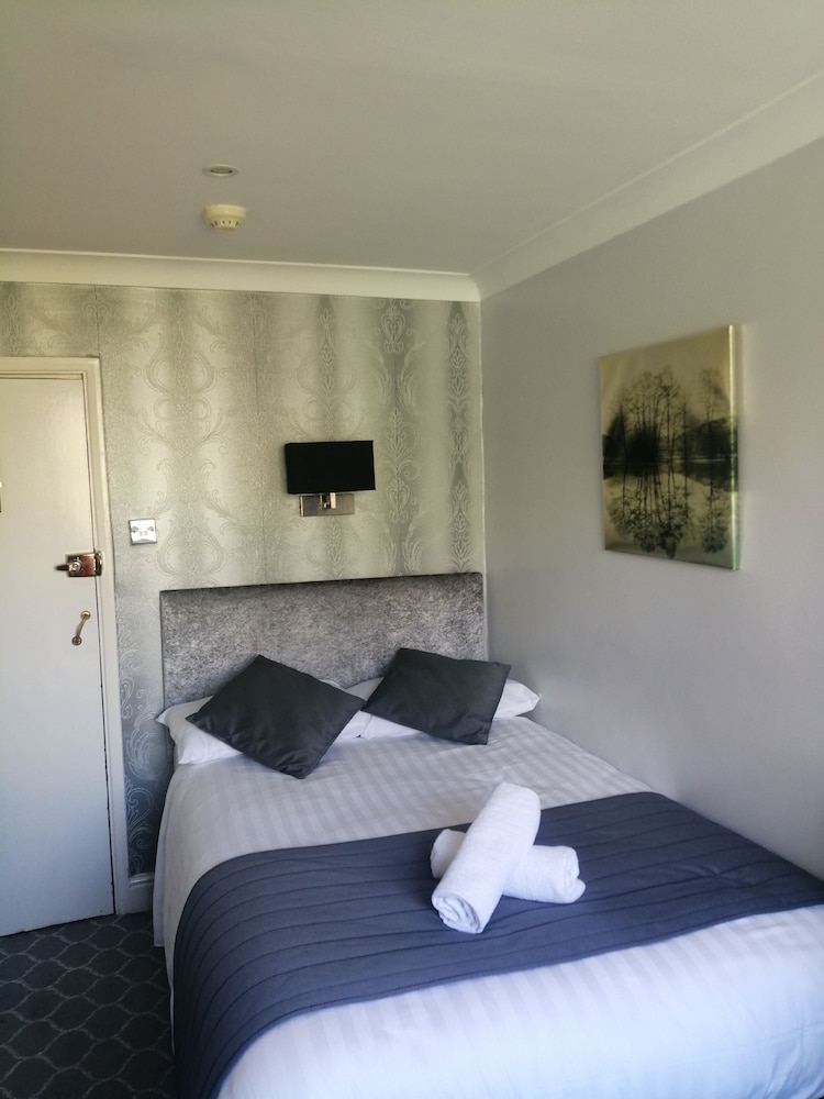 MENTONE HOTEL 28/78
