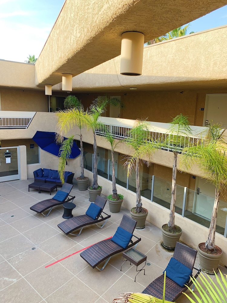 Pacific Inn 9/65