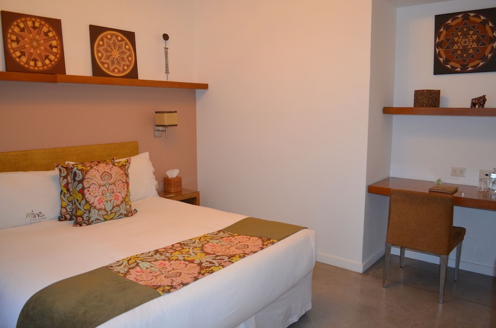 Mine Hotel Boutique 24/69