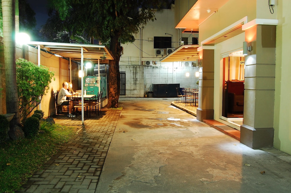 Rumi Apartelle Hotel 22/24