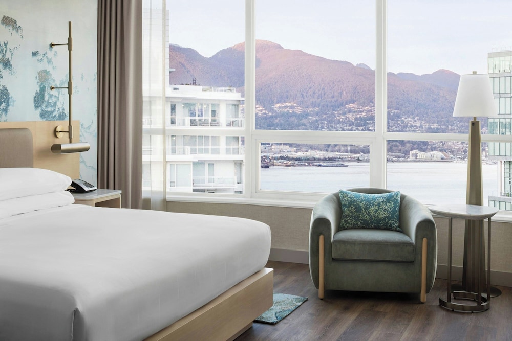 غرفة بسرير كينج بإطلالة على المرفأ، Vancouver Marriott Pinnacle Downtown 3/6