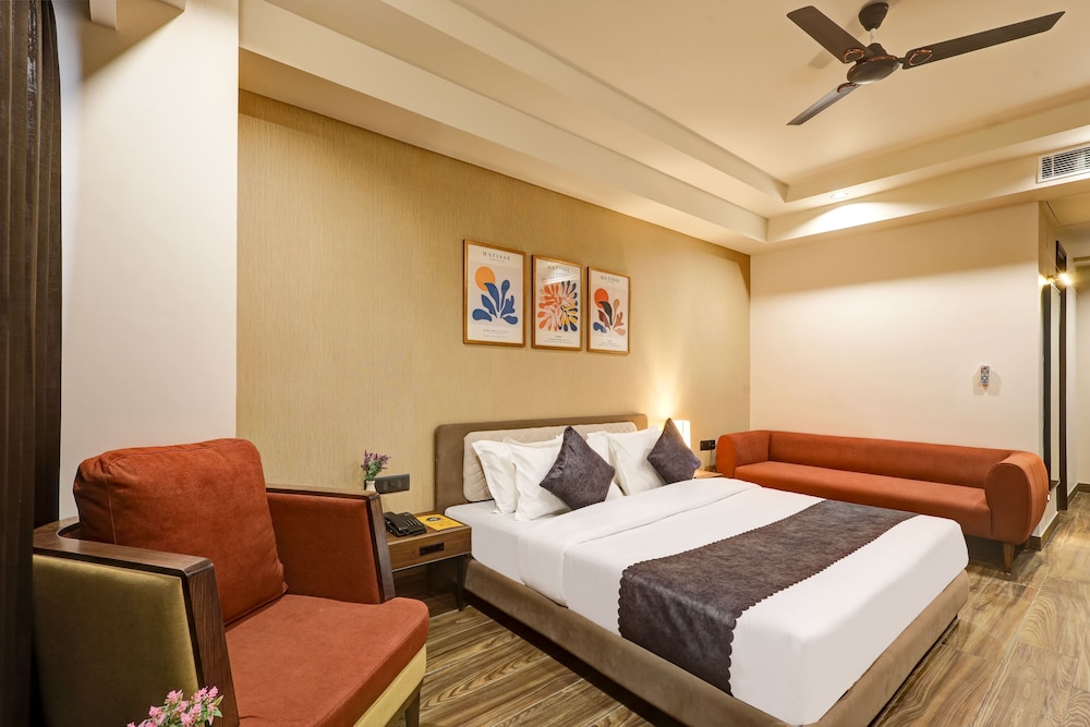 Saltstayz Premier Sector 42 - Golf Course Road 29/62