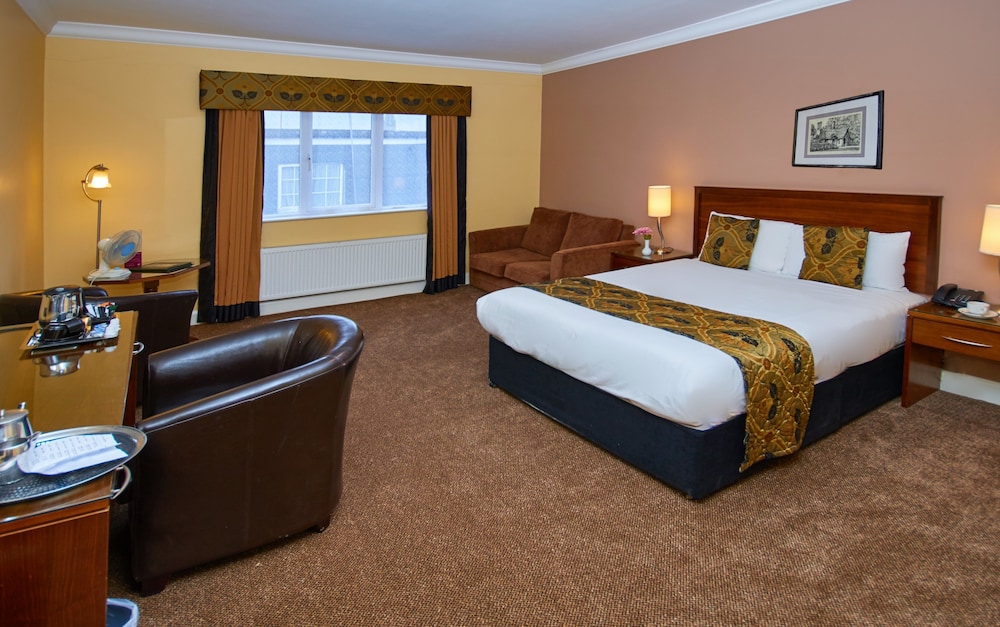 DELUXE, DOUBLE OR TWIN BED