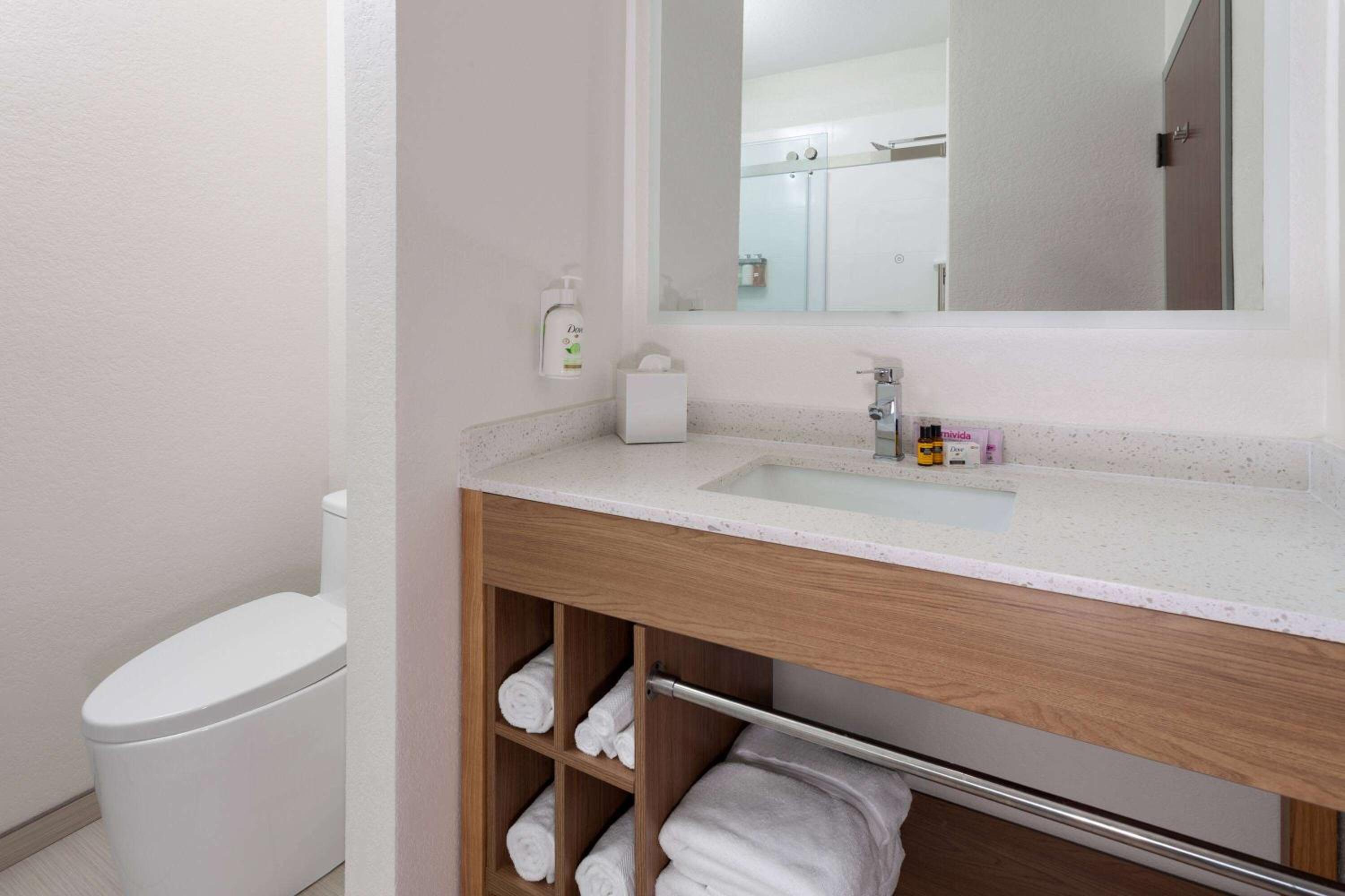 غرفة قياسية بسريرين كوين بمنطقة جلوس، La Quinta Inn & Suites by Wyndham Coralville Iowa City 5/6