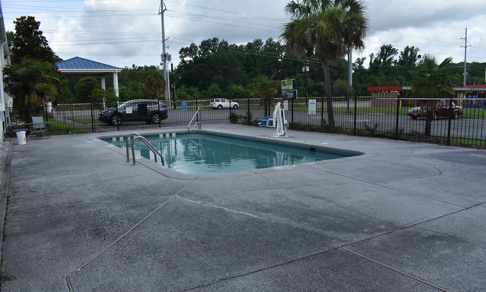 Executive Inn & Suites Baker 24/28