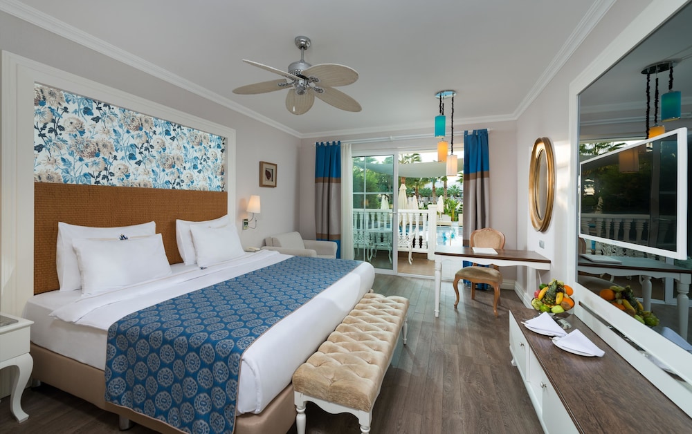 Deluxe, King Bed, Pool Access