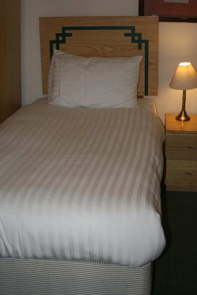 ROOM, SINGLE